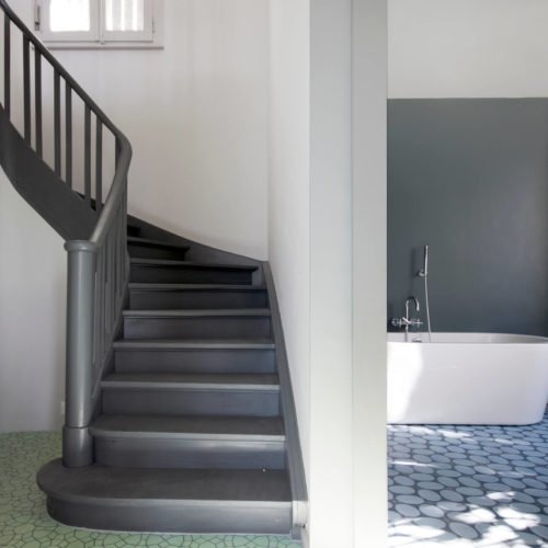 Villa La Haut Zementfliesen am Treppenaufgang und im Badezimmer