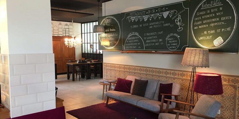 Cafe Pausenbrot: Zementfliesen unterhalb der Mittagskarte