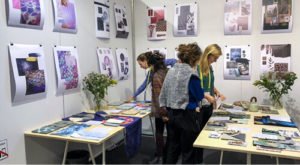 Die Studenten beim Aufbau ihres Messestandes auf der Heimtextil 2018