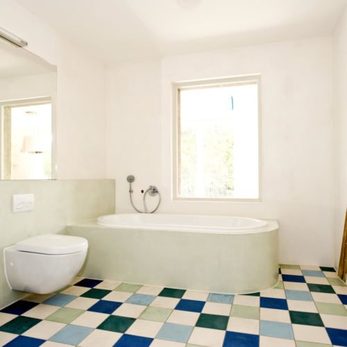 Zementfliesen im Badezimmer verlegt in einem Haus in Basel | Unifliesen in den Farben Blau (M19), Hellblau (M21), Weiß (M01), Tanne (M26) und Lind (M23) | Referenznummer: 5718