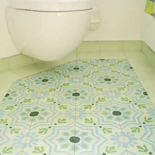 Zementfliesen im Gäste WC verlegt in einem Haus in Bedburg | Muster 219 und Unifliesen in den Farben Lind (M23), Hellblau (M21), Tanne (M26) und Grasgrün (M25) | Referenznummer: 1791