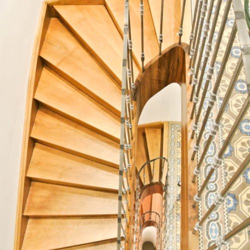 Zementfliesen im Treppenhaus verlegt in einem Haus in Bern | Muster 262, 489AB und Unifliesen in den Farben Erde (M16), Sand (M04), Schwarz (M34), Blau (M19), Zimt (M35), Creme (M03), Himmelblau (M20) und Anthrazit (M31) | Referenznummer: 6732 / S646