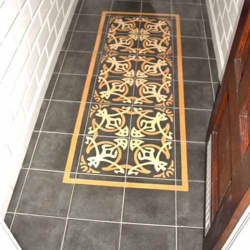 Zementfliesen im Gäste WC verlegt in einem Haus in Bottrop | Muster 221 und Unifliesen in den Farben Schwarz (M34), Senf (M06) und Gelb (M05) | Referenznummer: 2684