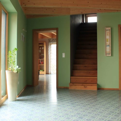 Zementfliesen im Flur verlegt in einem Haus in Düren | Muster 159 in den Farben Schiefer (M50), Grasgrün (M25) und Stein (M30) | Referenznummer: 8238 / S1142