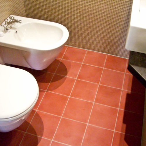 Zementfliesen im Gäste WC verlegt in einem Haus in Essen | Unifliesen in der Farbe Bordeaux (M13) | Referenznummer: 720