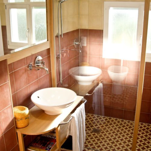 Zementfliesen im Badezimmer verlegt in einem Haus in Gronau (Leine) | Muster 145 und Unifliesen in den Farben Bordeaux (M13) und Elfenbein (M02) | Referenznummer: 5103-2