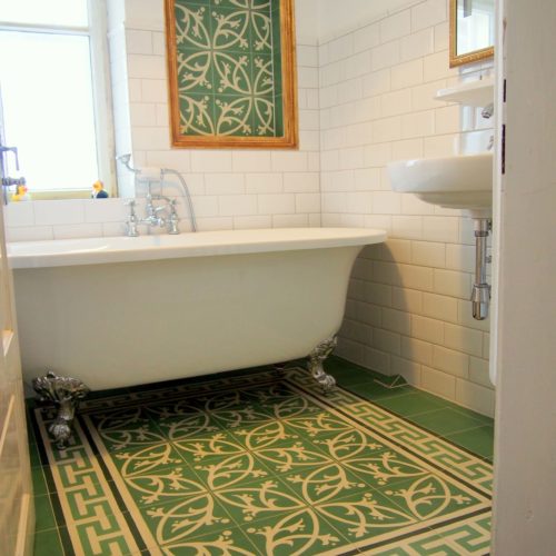 Zementfliesen im Badezimmer verlegt in einem Haus in Haiming | Muster 211, 411AB und Unifliesen in den Farben Elfenbein (M02) und Tanne (M26) | Referenznummer: 8823