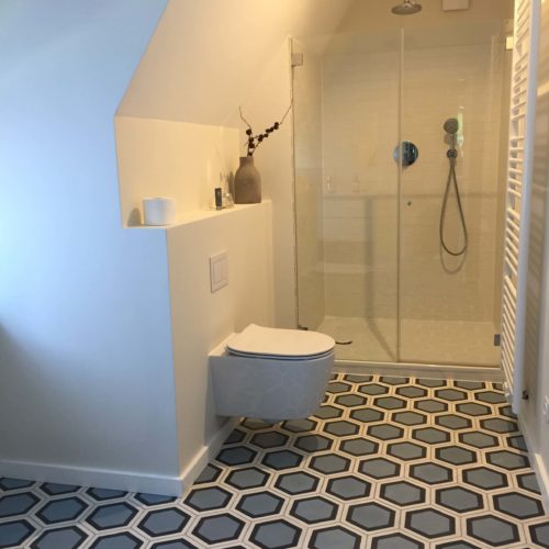 Zementfliesen im Badezimmer verlegt in einem Haus in Hamburg | Muster 291 in den Farben Weiß (M01), Anthrazit (M31) und Stahl (M36) | Referenznummer: 11998 / S2029