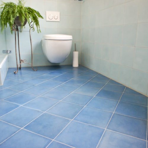 Zementfliesen verlegt im Badezimmer | Muster 464B und Unifliesen in den Farben Himmelblau (M20) und Hellblau (M21) | Referenznummer: 7183