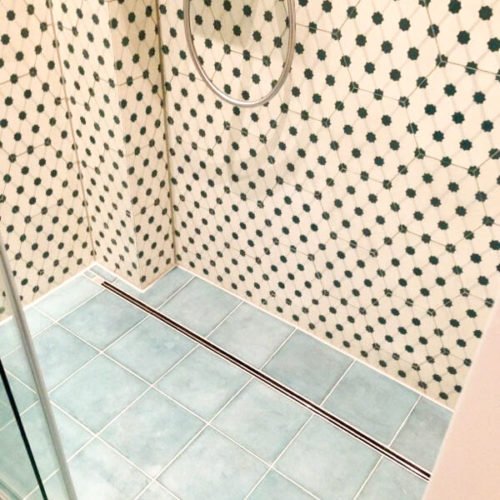 Zementfliesen in einer Dusche verlegt in einem Haus in Köln | Muster 281 in den Farben Elfenbein (M02), Tanne (M26) und Nebel (M33) | Referenznummer: 7421