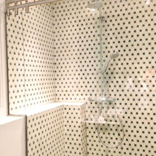 Zementfliesen im Badezimmer verlegt in einem Haus in Köln | Muster 281 in den Farben Elfenbein (M02), Tanne (M26) und Nebel (M33) | Referenznummer: 7421