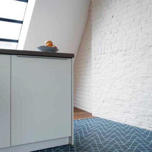Zementfliesen in der Küche verlegt in einem Haus in Köln | Muster 188 in den Farben Nachtblau (M18) und Hellblau (M21) | Referenznummer: 6915 / S721