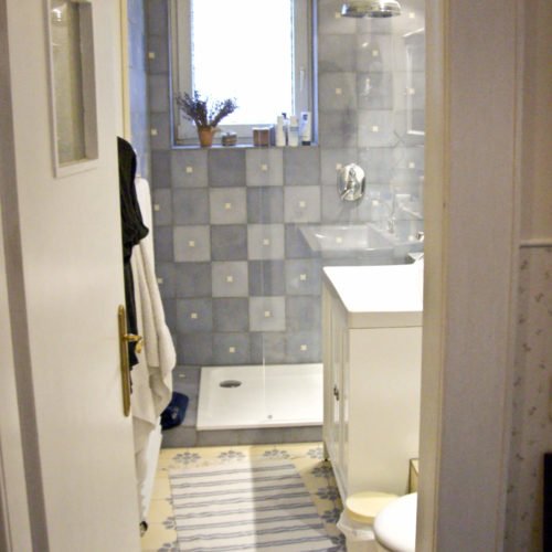 Zementfliesen im Badezimmer verlegt in einer Wohnung in Köln | Muster 117, 125 und Unifliesen in den Farben Creme (M03), Grau (M32) und Stahl (M36) | Referenznummer: 1750