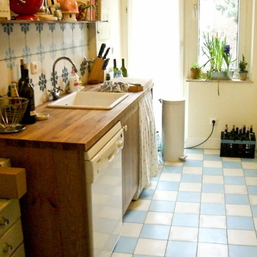 Zementfliesen in der Küche verlegt in einer Wohnung in Köln | Unifliesen in den Farben Weiß (M01) und Hellblau (M21) | Referenznummer: 1750