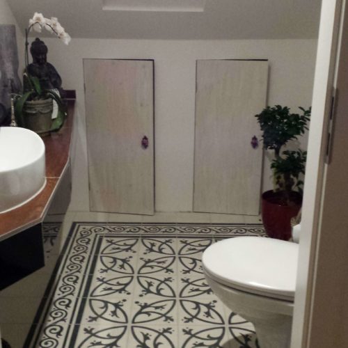 Zementfliesen im Gäste WC verlegt in einem Haus in Limburg | Muster 211, 439AB und Unifliesen in den Farben Weiß (M01) und Schwarz (M34) | Referenznummer: 10339