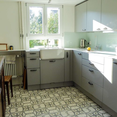 Zementfliesen in der Küche verlegt in einem Haus in Luzern | Muster 208 in den Farben Weiß (M01), Khaki (M29) und Stein (M30) | Referenznummer: 4974 / S1857