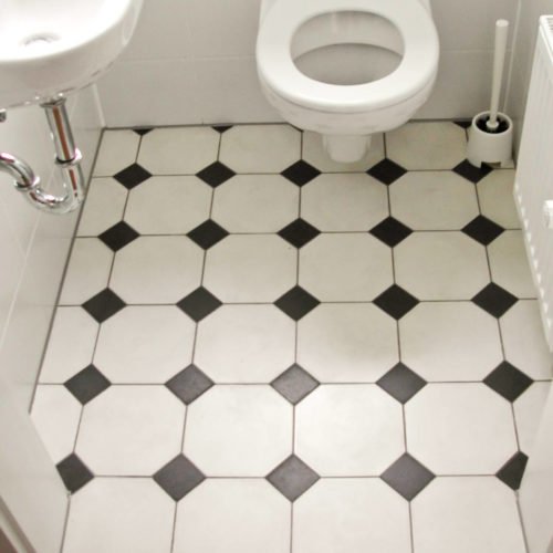 Octagonale Zementfliesen im Gäste WC verlegt in einem Haus in Mörfelden | Unifliesen in den Farben Weiß (M01) und Schwarz (M34) | Referenznummer: 4595