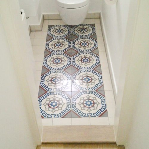 Zementfliesen im Gäste WC verlegt in einem Haus in München | Muster 282 und Unifliesen in den Farben Weiß (M01), Grau (M32), Himmelblau (M20) und Bordeaux (M13) | Referenznummer: 5567 / S892