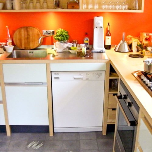 Zementfliesen in der Küche verlegt in einem Haus in München | Muster und Unifliesen in den Farben Grau (M32) und Elfenbein (M02) | Referenznummer: 1201 / S206