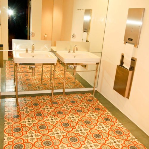Zementfliesen im Gäste WC verlegt in einem Restaurant in München | Muster 247 und Unifliesen in den Farben Schwarzoliv (M53), Gelb (M05), Rot (M12), Schwarz (M34), Weiß (M01) und Blau (M19) | Referenznummer: 5736 / S404
