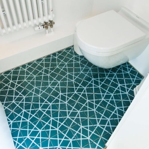 Zementfliesen im Gäste WC verlegt in einem Haus in Wien | Muster 188 in den Farben Lagune (M54) und Weiß (M01) | Referenznummer: 5567 / S521