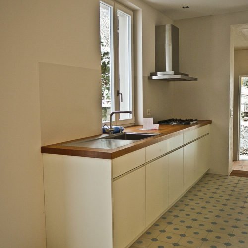 Zementfliesen in der Küche verlegt in einem Haus in Winterthur | Muster 118 in den Farben Elfenbein (M02) und Jeans (M22) | Referenznummer: 5971