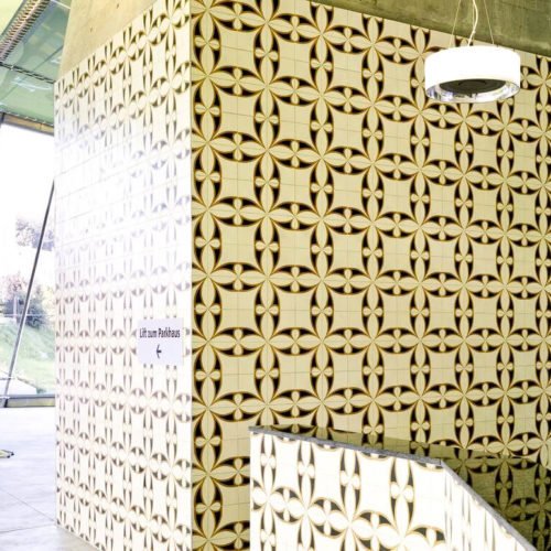 Wandfliesen verlegt im Busbahnhof in Baden Rütihof | Muster 204 in den Farben Elfenbein (M02), Senf (M06) und Schwarz (M34) | Referenznummer: 1625