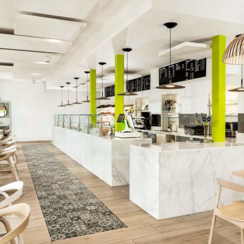 Zementfliesen verlegt in einem Restaurant in Geneve | Muster 1059, 1060 und 1061 in den Farben Stein (M30) und Schwarz (M34) | Referenznummer: 2209 / S2300