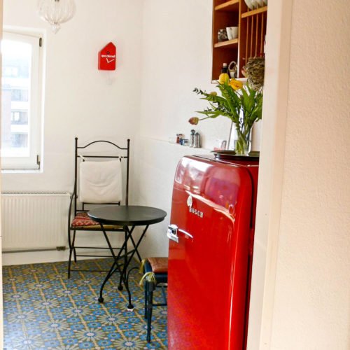 Zementfliesen im Esszimmer verlegt in einer Wohnung in Köln | Muster 229 in den Farben Olive (M28), Puder (M09), Khaki (M29), Himmelblau (M20), Blau (M19) und Gelb (M05) | Referenznummer: 6705