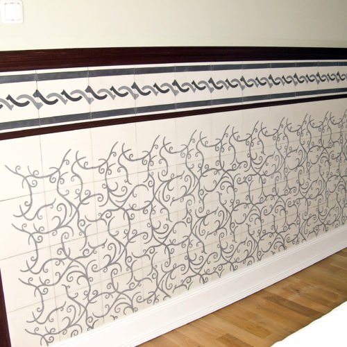 Fliesenwand im Schlafzimmer | Bordüre 445 in den Farben Weiß (M01), Grau (M32) und Anthrazit (M31) | Referenznummer: 3329 / S108