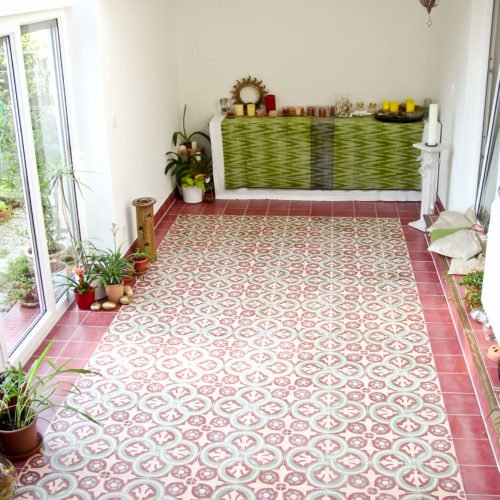 Zementfliesen im Wintergarten verlegt in einem Haus in München | Muster 217 und Unifliesen in den Farben Bordeaux (M13), Sand (M04) und Lind (M23) | Referenznummer: 2449