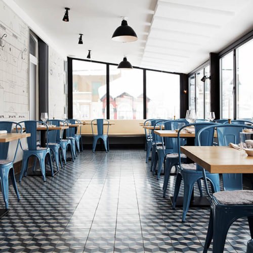 Zementfliesen verlegt im Restaurantbereich eines schweizer Hotels | Muster 112 in den Farben Nachtblau (M18), Jeans (M22) und Nebel (M33) | Referenznummer: S452