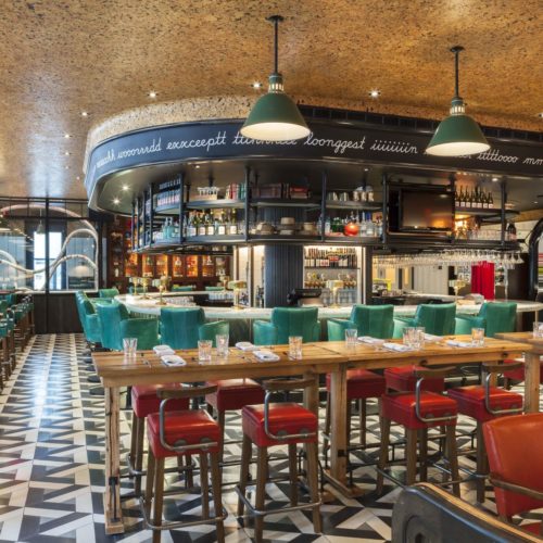 Zementfliesen-Boden verlegt in einem Restaurant in Toronto | Muster 2059 in den Farben Schwarz (M34) und Weiß (M01) | Referenznummer: 5932