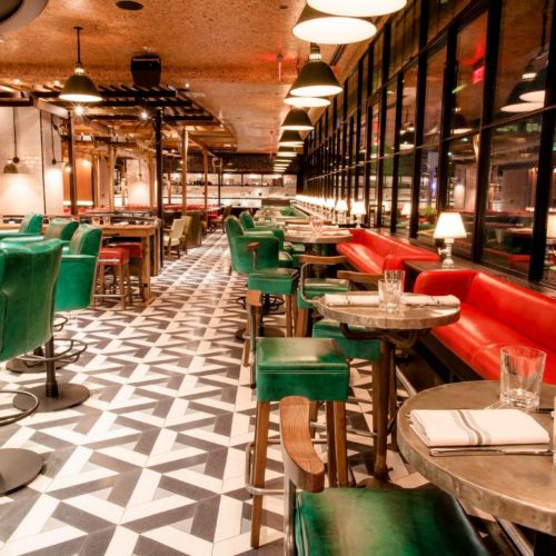 Sechseckige Zementfliesen verlegt in einem Restaurant | Muster 2059 in den Farben Schwarz (M34) und Weiß (M01) | Referenznummer: 5932