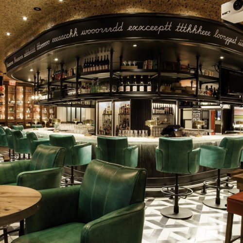 Tresen eines Restaurant in Toronto - Boden mit Zementfliesen | Muster 2059 in den Farben Schwarz (M34) und Weiß (M01) | Referenznummer: 5932