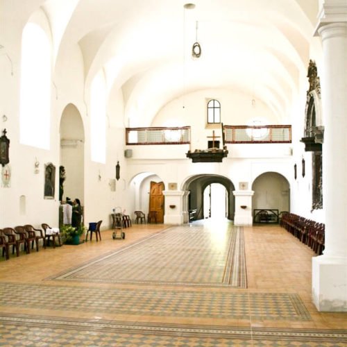 Zementfliesen verlegt in einer Kirche in Vukovar (Kroatien) | Muster 480AB / 481AB /482AB und Unifliesen in den Farben Sand (M04), Erde (M16), Bordeaux (M13) und Weiß (M01) | Referenznummer: 5102
