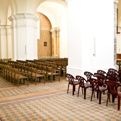 Bestuhlte Kirche mit Boden-Zementfliesen | Muster 480AB / 481AB /482AB und Unifliesen in den Farben Sand (M04), Erde (M16), Bordeaux (M13) und Weiß (M01) | Referenznummer: 5102