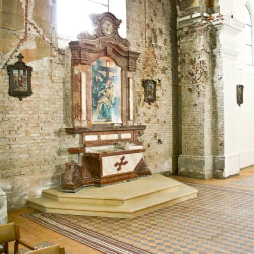 Kirchenaltar umgeben von Zementfliesen | Muster 480AB / 481AB /482AB und Unifliesen in den Farben Sand (M04), Erde (M16), Bordeaux (M13) und Weiß (M01) | Referenznummer: 5102