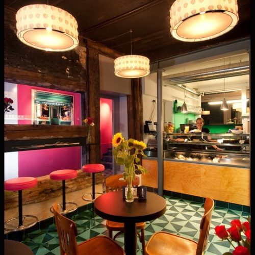 Zementfliesen im Restaurant verlegt in Winterthur | Muster 150 in den Farben Nachtblau (M18) und Lagune (M54) | Referenznummer: 5041