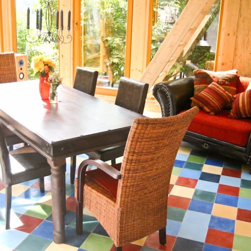 Zementfliesen im Wohnzimmer| Unifliesen in den Farben Tanne (M26), Bordeaux (M13), Hellblau (M21), Creme (M03), Grasgrün (M25) und Blau (M19) | Referenznummer: 987