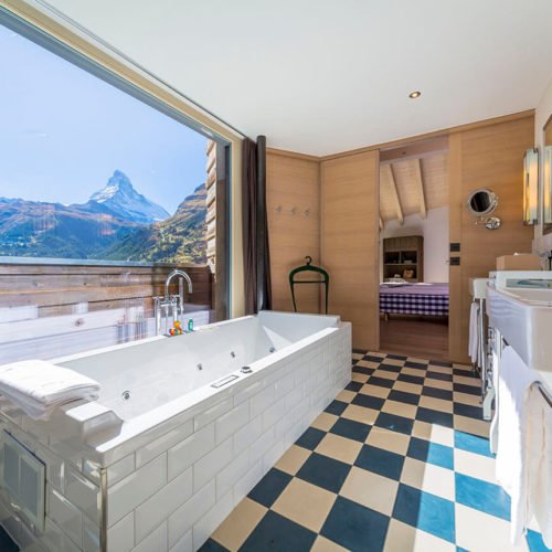 Zementfliesen verlegt in einem Badezimmer in einem Mountain-Hotel-Chalet-Resort mit Ausblick auf das Matterhorn | Unifliesen in den Farben Elfenbein (M02) und Nachtblau (M18) | Referenznummer: 7454