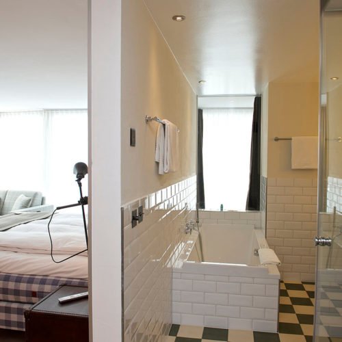 Hotelzimmer mit Zementfliesen (Zermatt) | Unifliesen in den Farben Elfenbein (M02) und Schwarzoliv (M53) | Referenznummer: 7454