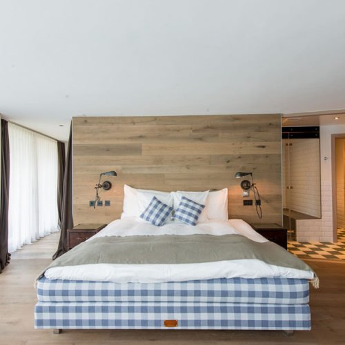 Hotelzimmer in Zermatt - Blick in das Badezimmer in dem Zementfliesen verlegt wurden | Unifliesen in den Farben Elfenbein (M02), Weiß (M01), Nachtblau (M18), Schwarz (M34), Schwarzoliv (M53) und Blau (M19) | Referenznummer: 7554