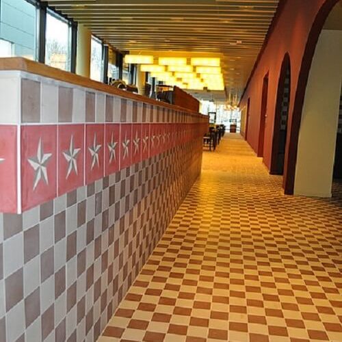 Zementfliesen im Essensbereich einer Kantine in Zürich | Unifliesen in den Farben Elfenbein (M02) und Zimt (M35) | Referenznummer: 5568 / S890