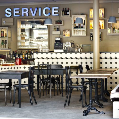 Zementfliesen im Restaurant verlegt in Zürich | Muster 115 in den Farben Weiß (M01) und Anthrazit (M31) | Referenznummer: 4662