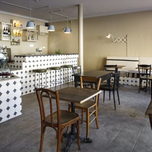 Tresenbereich im Restaurant gefliest mit Zementfliesen | Muster 115 in den Farben Weiß (M01) und Anthrazit (M31) | Referenznummer: 4662