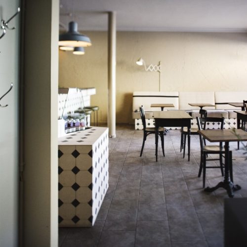 Blick in ein Restaurant in Zürich mit verlegten Zementfliesen in den Farben Weiß (M01) und Anthrazit (M31) | Muster 115 | Referenznummer: 4662