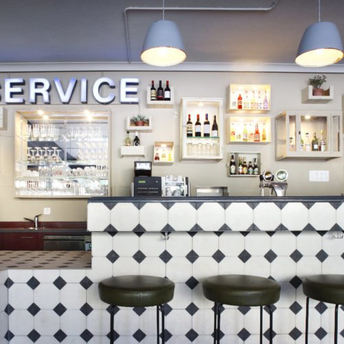 Tresenbereich im Restaurant gefliest mit Zementfliesen | Muster 115 in den Farben Weiß (M01) und Anthrazit (M31) | Referenznummer: 4662