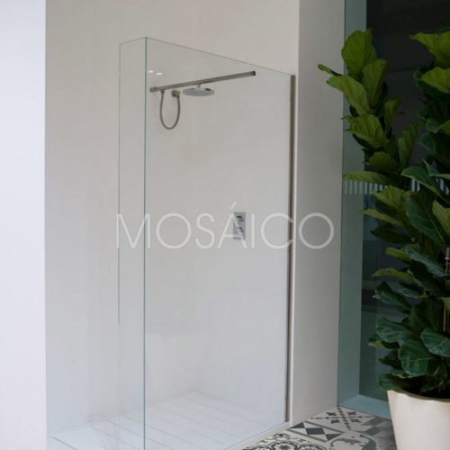 Schwarz-Weiß Fliesen Patchwork verlegt vor einer Dusche | Mosaico Zementfliesen Patchwork Elegance
