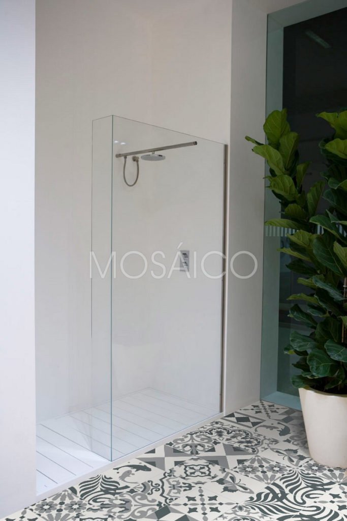 Schwarz-Weiß Fliesen Patchwork verlegt vor einer Dusche | Mosaico Zementfliesen Patchwork Elegance